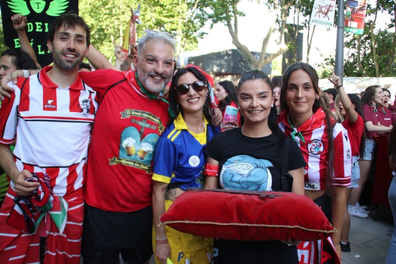 Grupo de personas celebrando en las Ferias y Fiestas de San Pedro en Zamora
