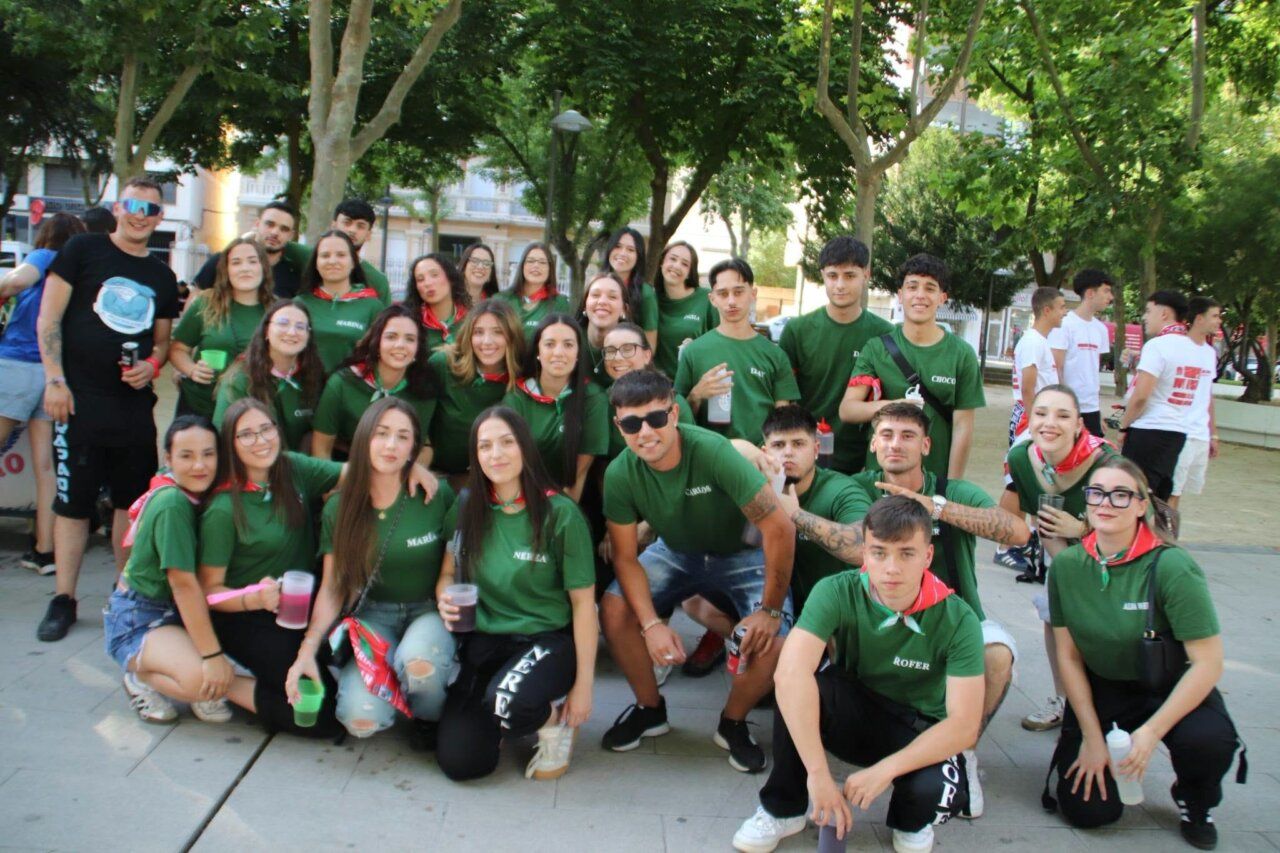 Grupo de jóvenes celebrando en las Ferias y Fiestas de San Pedro en Zamora