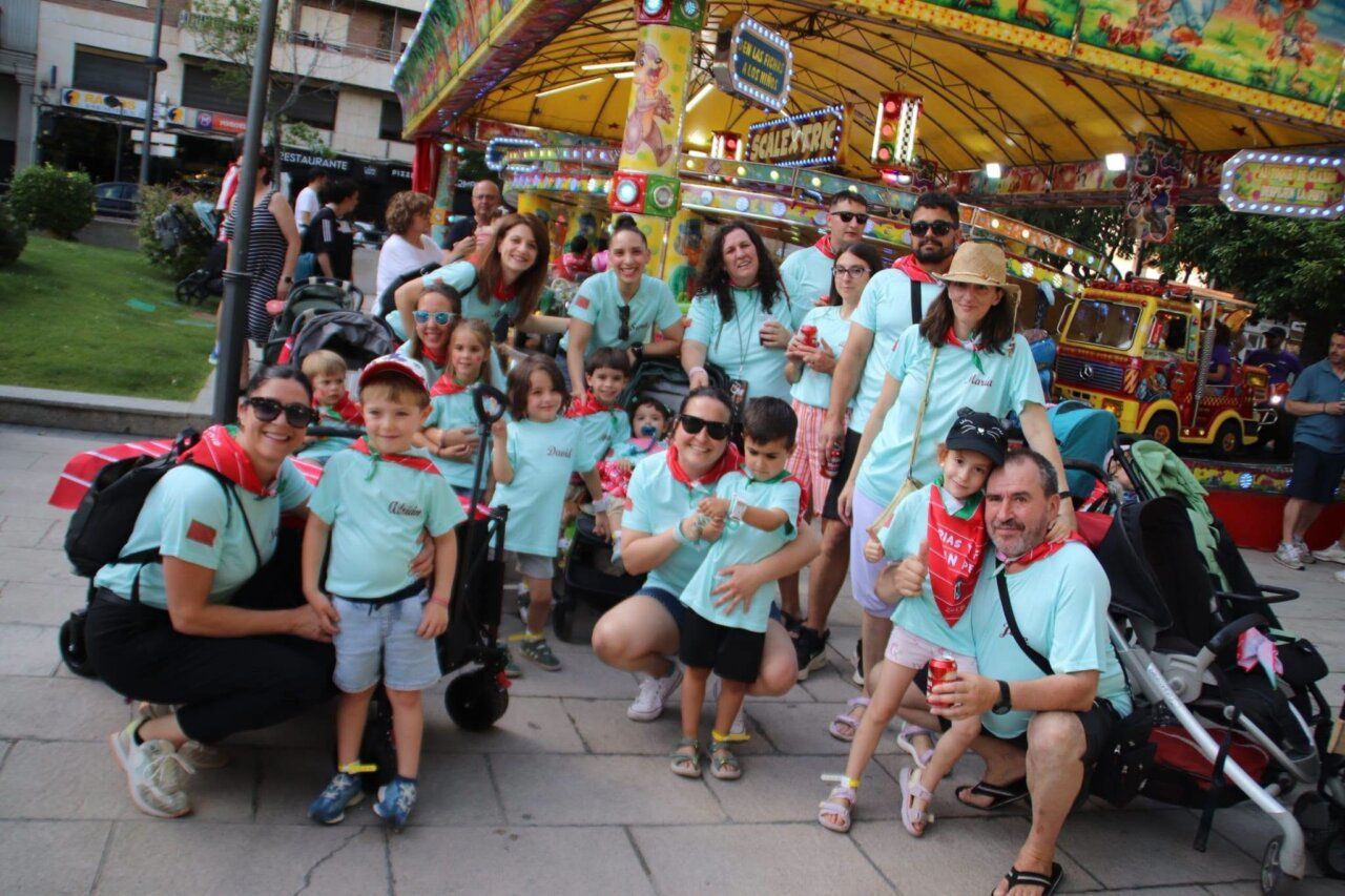 Grupo de personas celebrando las Ferias y Fiestas de San Pedro en Zamora