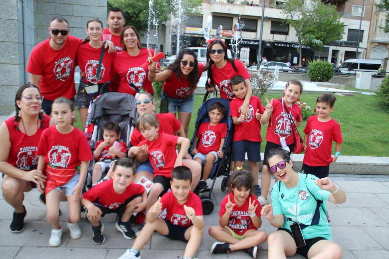 Grupo de personas en camisetas rojas durante el desfile en Zamora