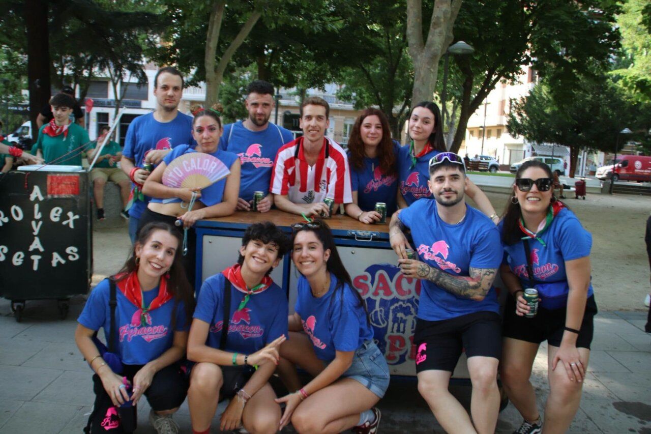 Grupo de personas celebrando en las Ferias y Fiestas de San Pedro en Zamora