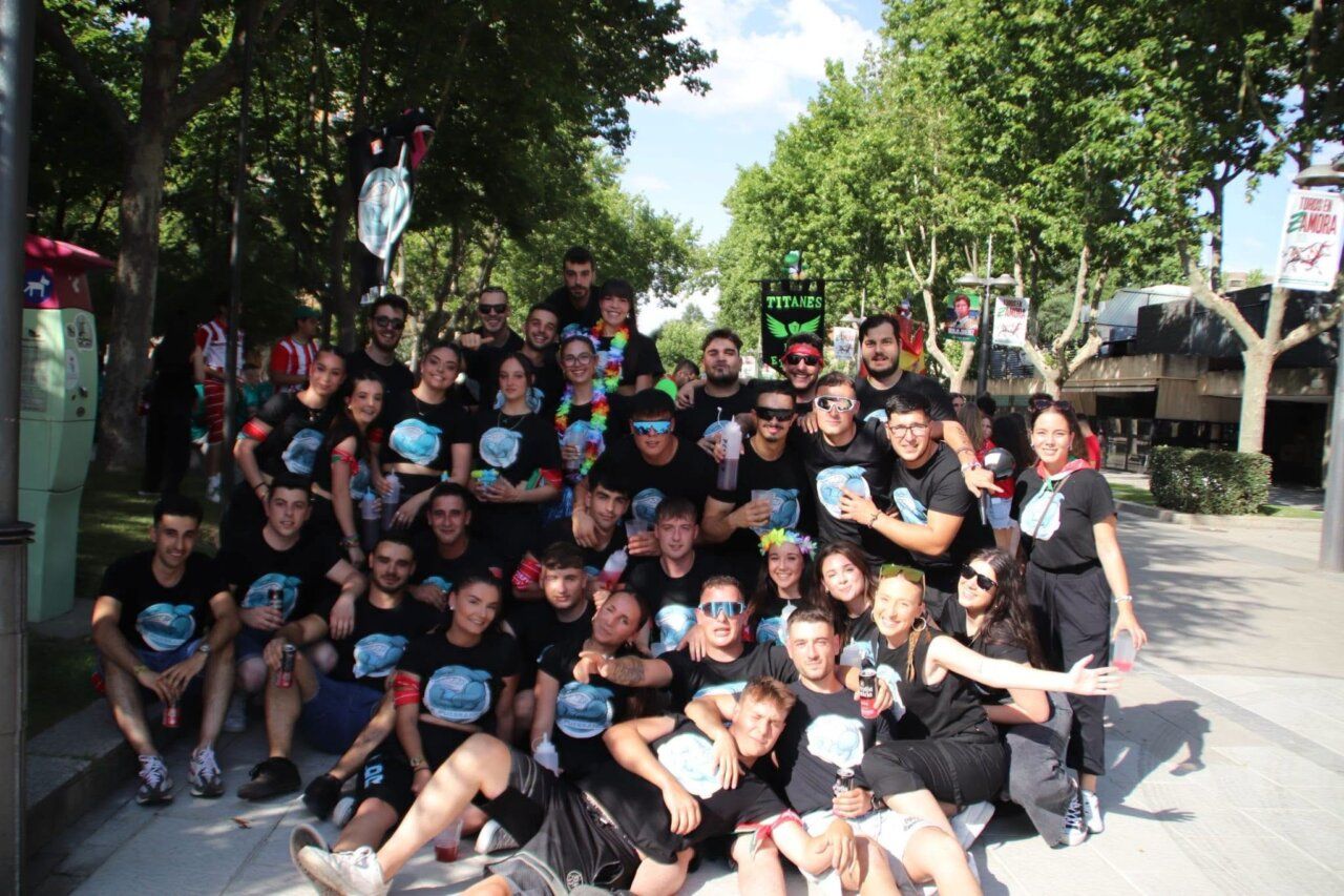 Grupo de jóvenes celebrando en las Ferias y Fiestas de San Pedro en Zamora