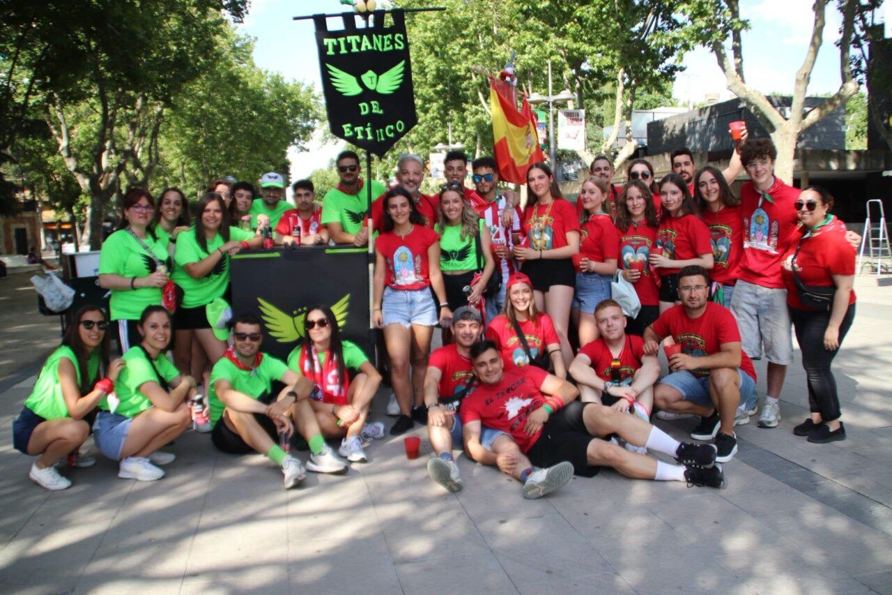 Grupo de jóvenes celebrando en las Ferias y Fiestas de San Pedro en Zamora
