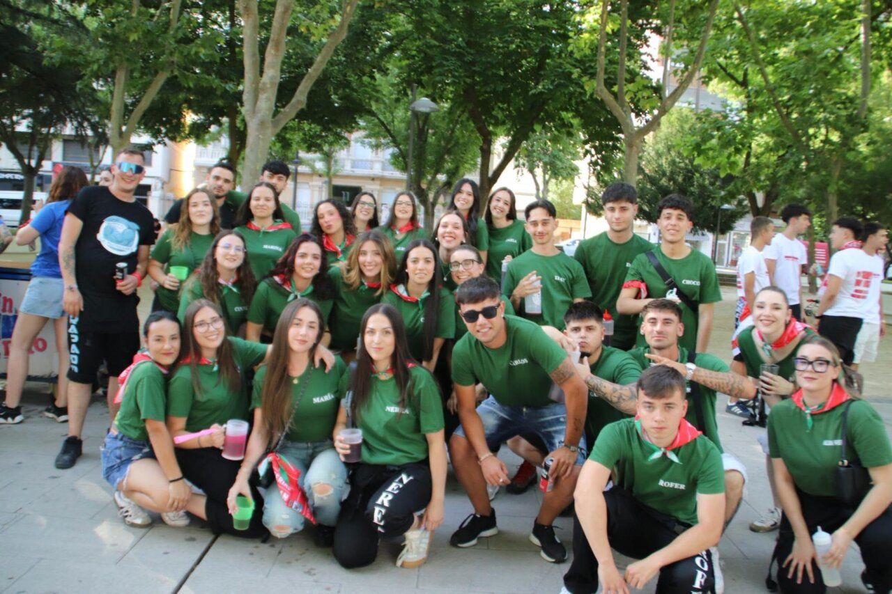 Grupo de jóvenes celebrando en las Ferias y Fiestas de San Pedro en Zamora