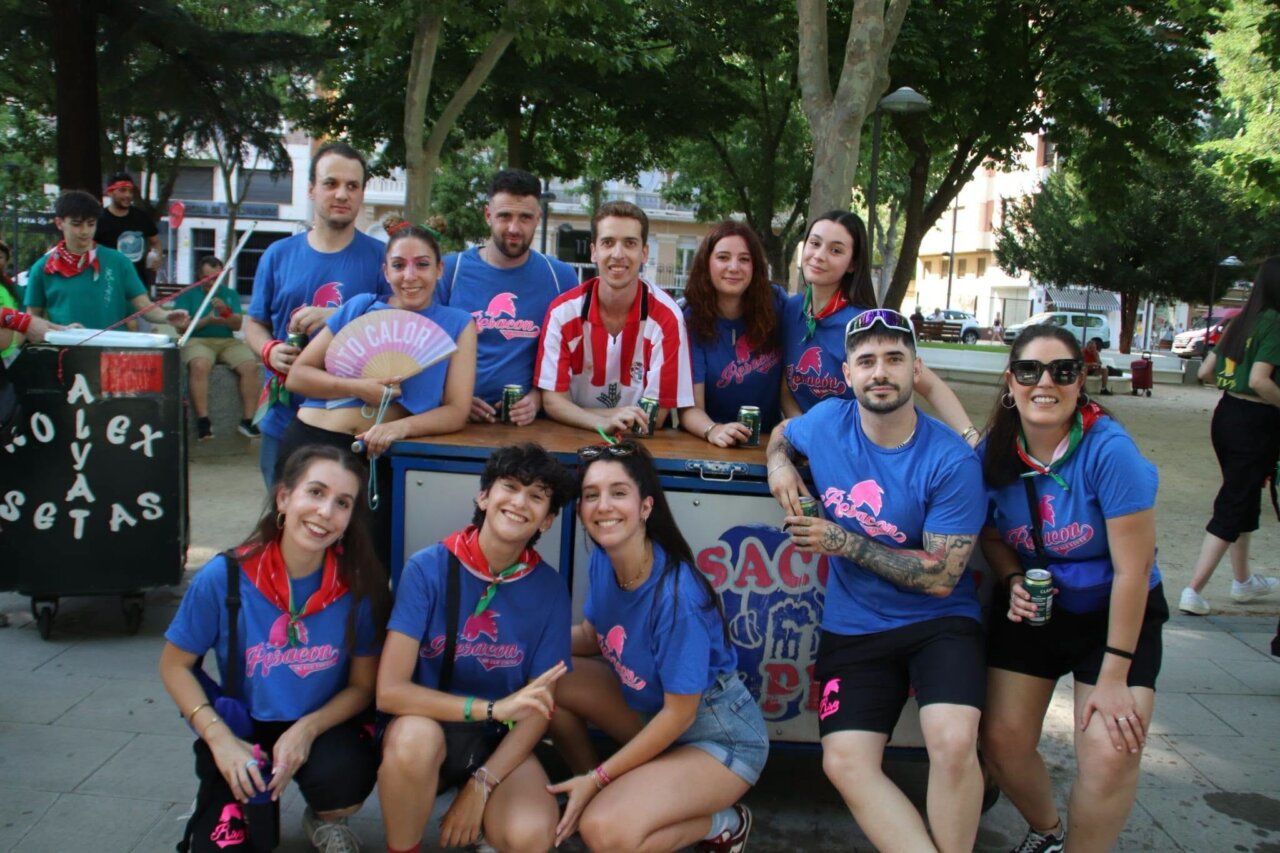Grupo de jóvenes celebrando en las Ferias y Fiestas de San Pedro en Zamora