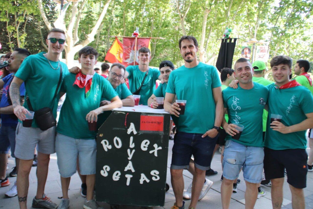 Grupo de amigos celebrando en las Ferias y Fiestas de San Pedro en Zamora