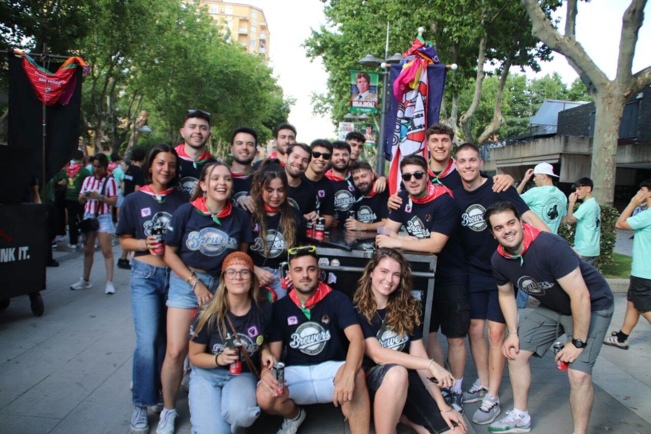 Grupo de jóvenes celebrando en las Ferias y Fiestas de San Pedro en Zamora