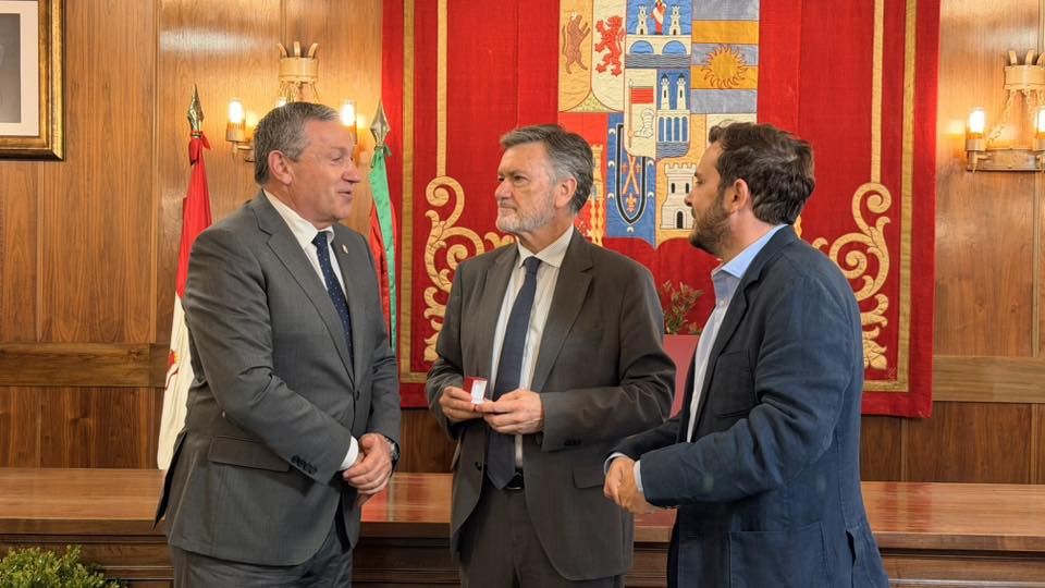 Francisco Vázquez durante su visita a la Diputación de Zamora