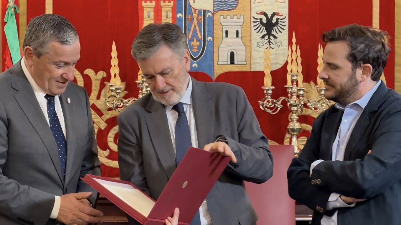 Francisco Vázquez durante su visita a la Diputación de Zamora