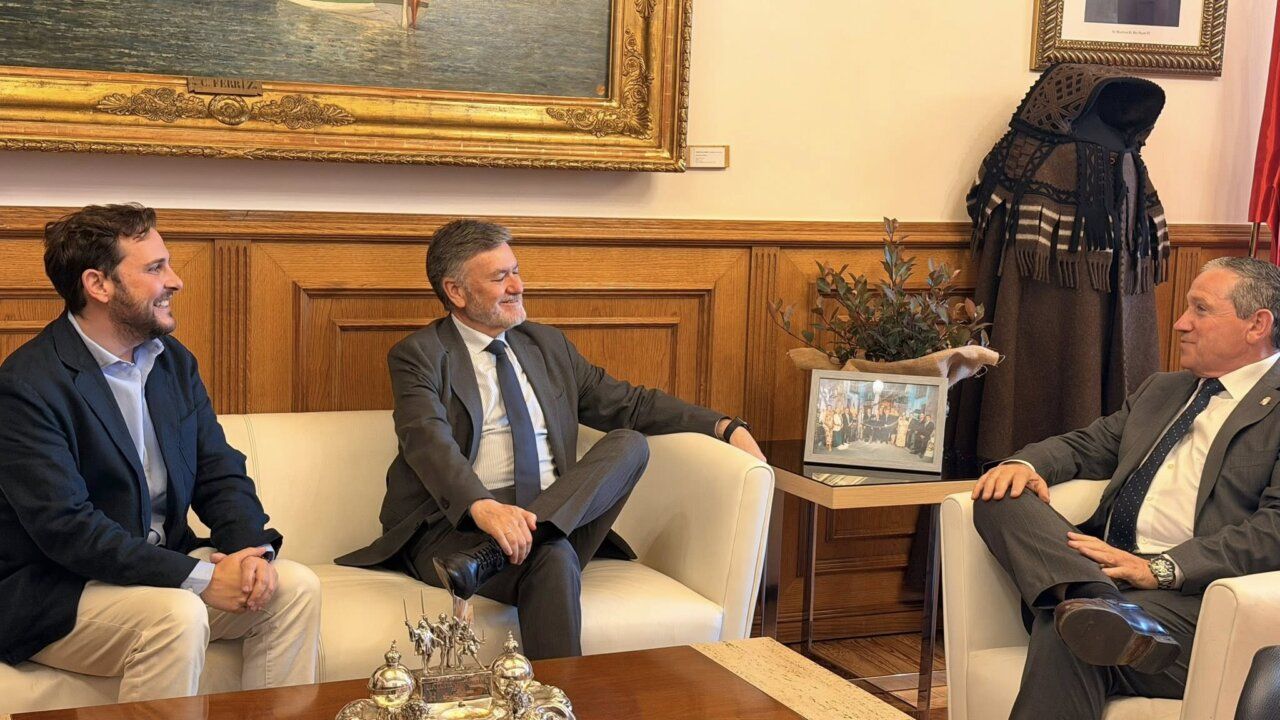 El presidente de las Cortes de Castilla y León durante una visita institucional.