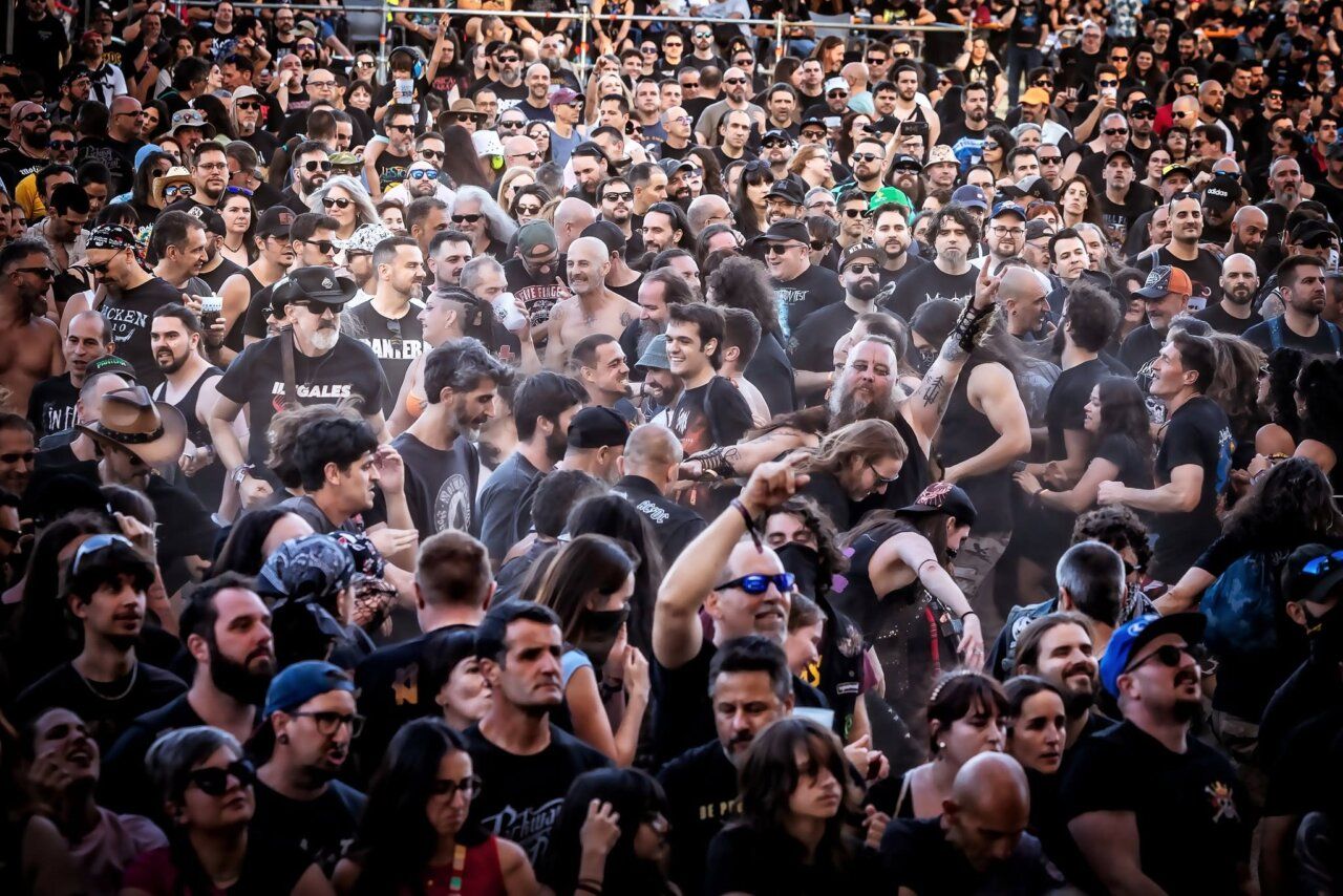 Multitud de aficionados al metal disfrutando en un festival de rock