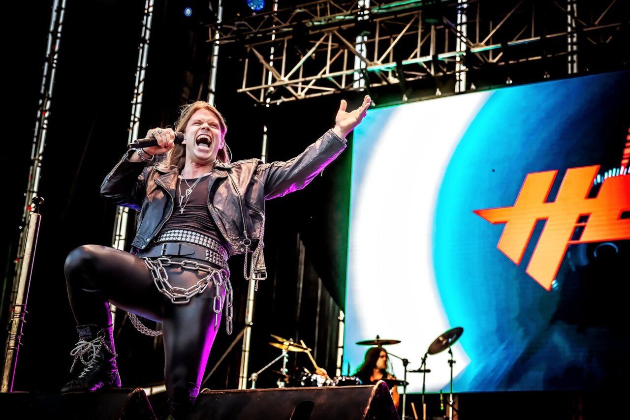 Vocalista de HEAT actuando en el Z! Live Rock Fest en Zamora
