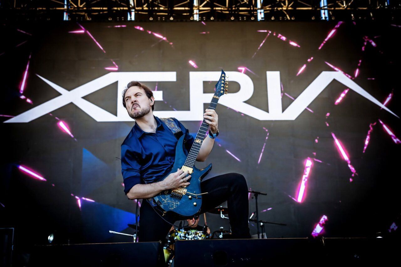 Músico tocando la guitarra en el festival Z! Live Rock Fest