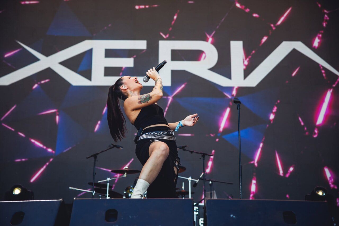 Cantante de Xeria en el escenario durante el festival Z! Live Rock Fest