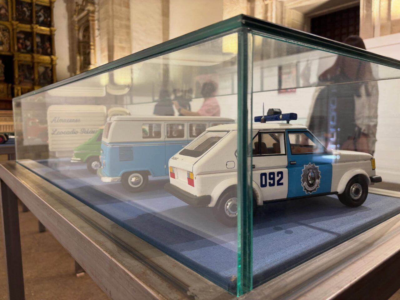 Maquetas de vehículos de madera en exposición artesanal