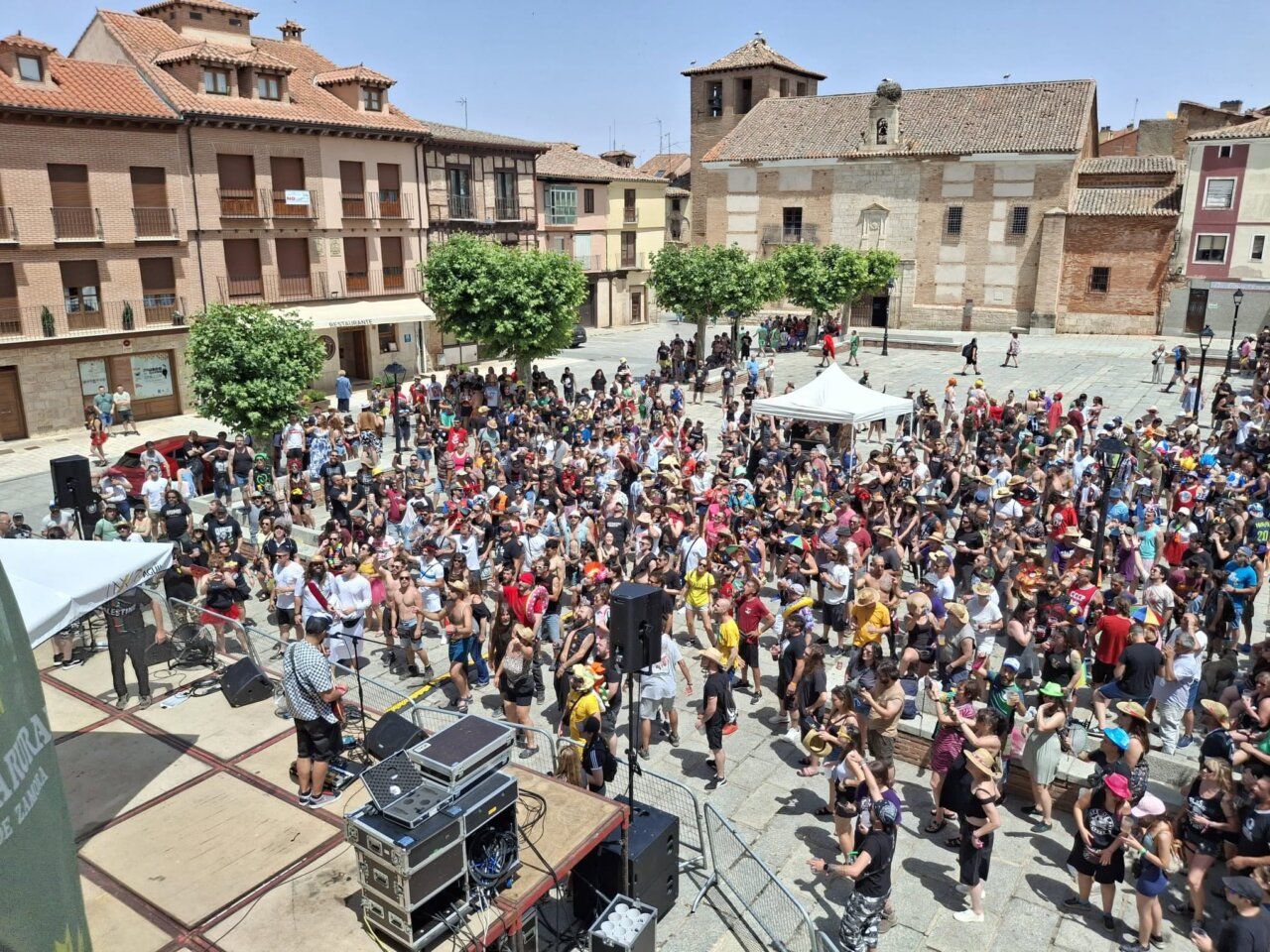 Multitud disfrutando del IX festival VinToro en Toro, España.