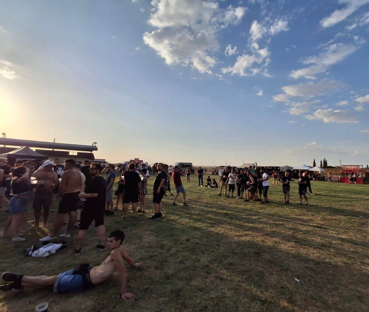 Multitud disfrutando del festival VinToro al aire libre