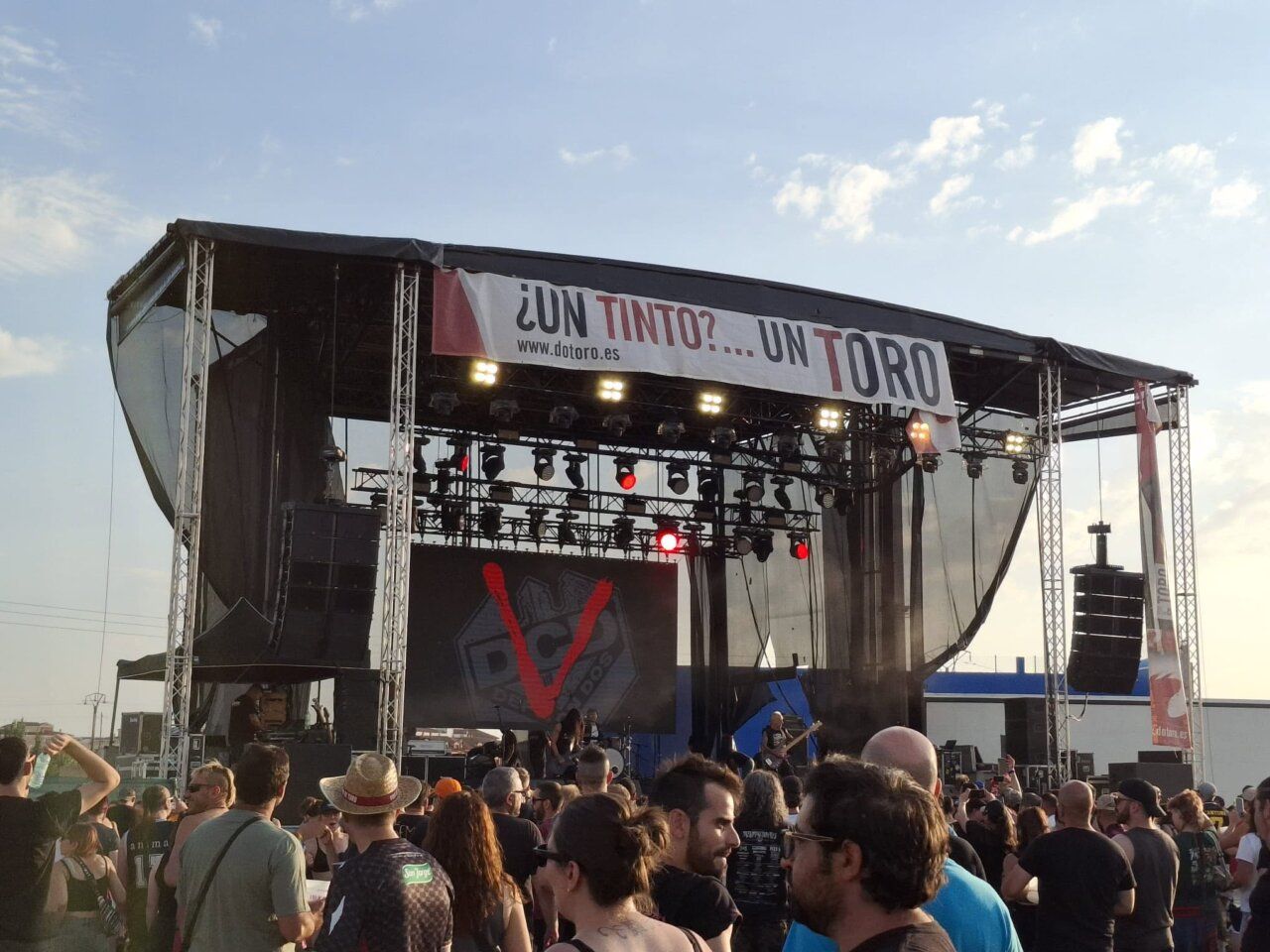 Escenario del festival VinToro con público disfrutando del evento
