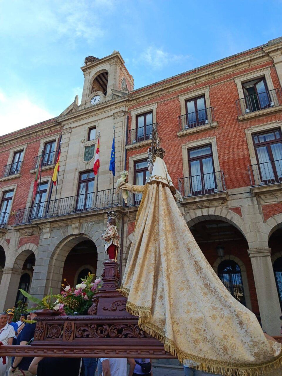 Procesión de la Virgen de La Concha en Zamora con la gente de fondo