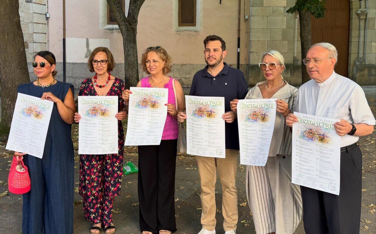 Grupo de personas sosteniendo carteles de actividades culturales en Zamora