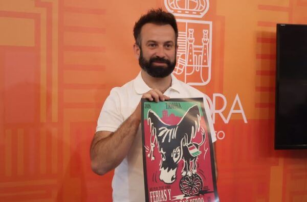 Hombre sosteniendo un cartel de las Fiestas de San Pedro en Zamora