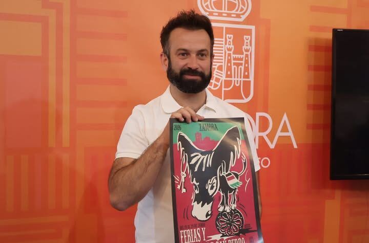 Hombre sosteniendo un cartel de las Fiestas de San Pedro en Zamora