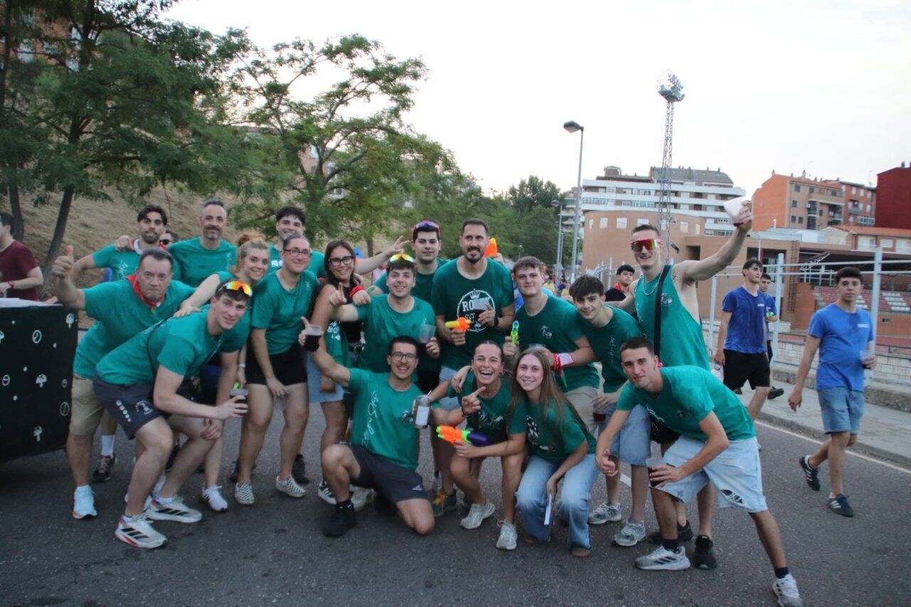 Grupo de personas celebrando la quema de la hoguera en San Pedro
