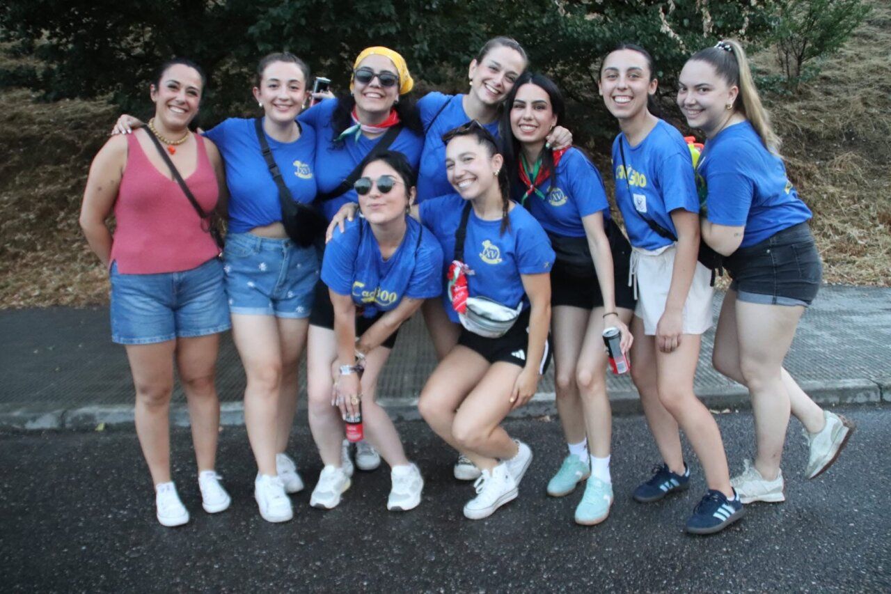 Grupo de personas sonrientes en la quema de la hoguera en San Pedro