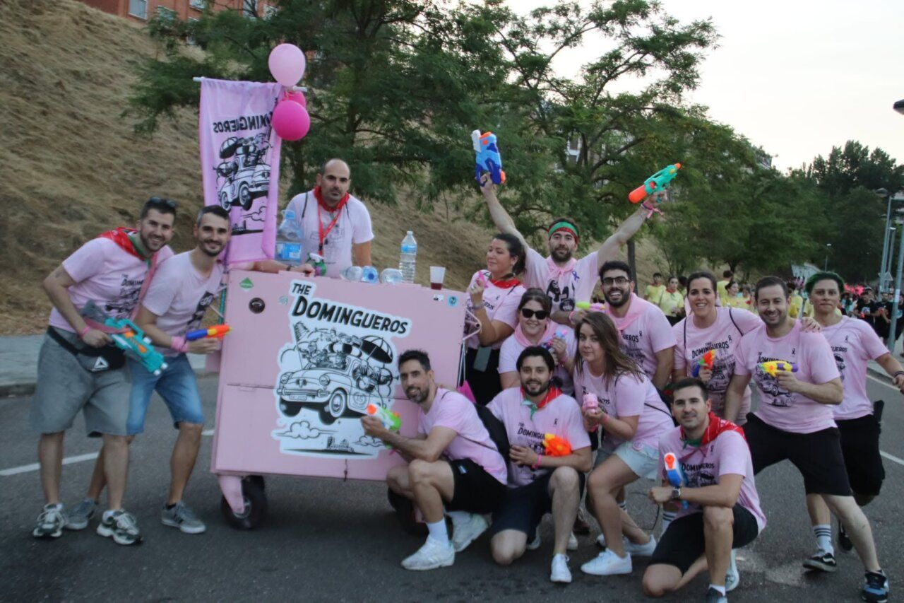 Grupo de personas celebrando la quema de la hoguera en San Pedro