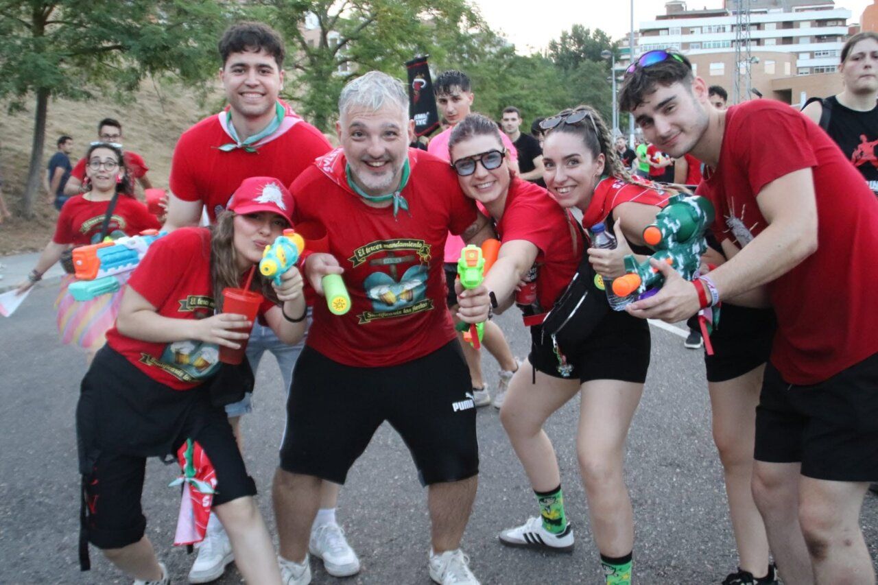 Grupo de personas celebrando la quema de la hoguera en San Pedro