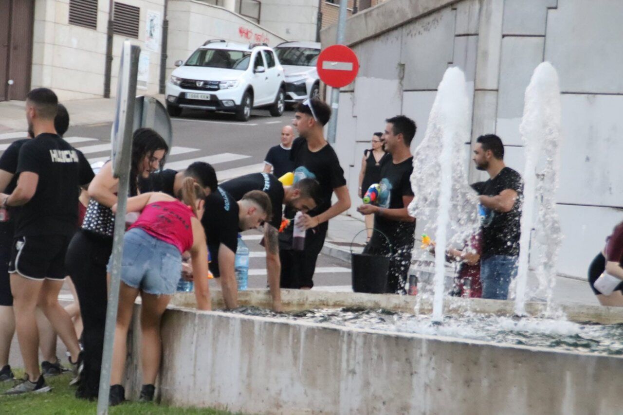 Grupo de personas participando en la quema de la hoguera en San Pedro