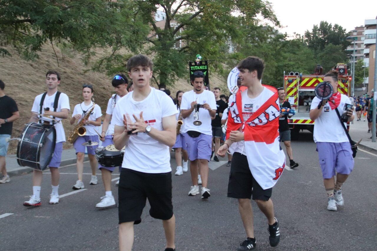 Grupo de jóvenes celebrando la quema de la hoguera en San Pedro