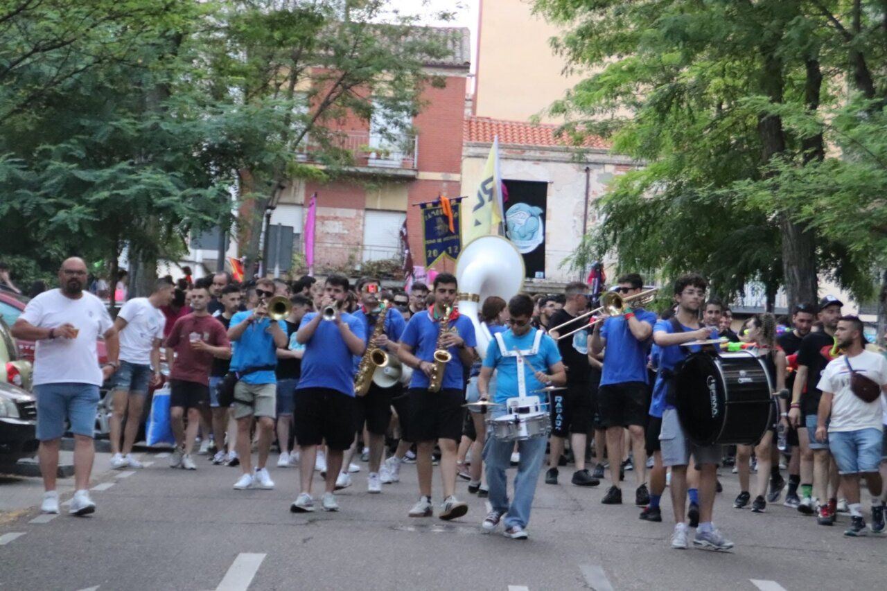 Grupo de personas en la quema de la hoguera en San Pedro
