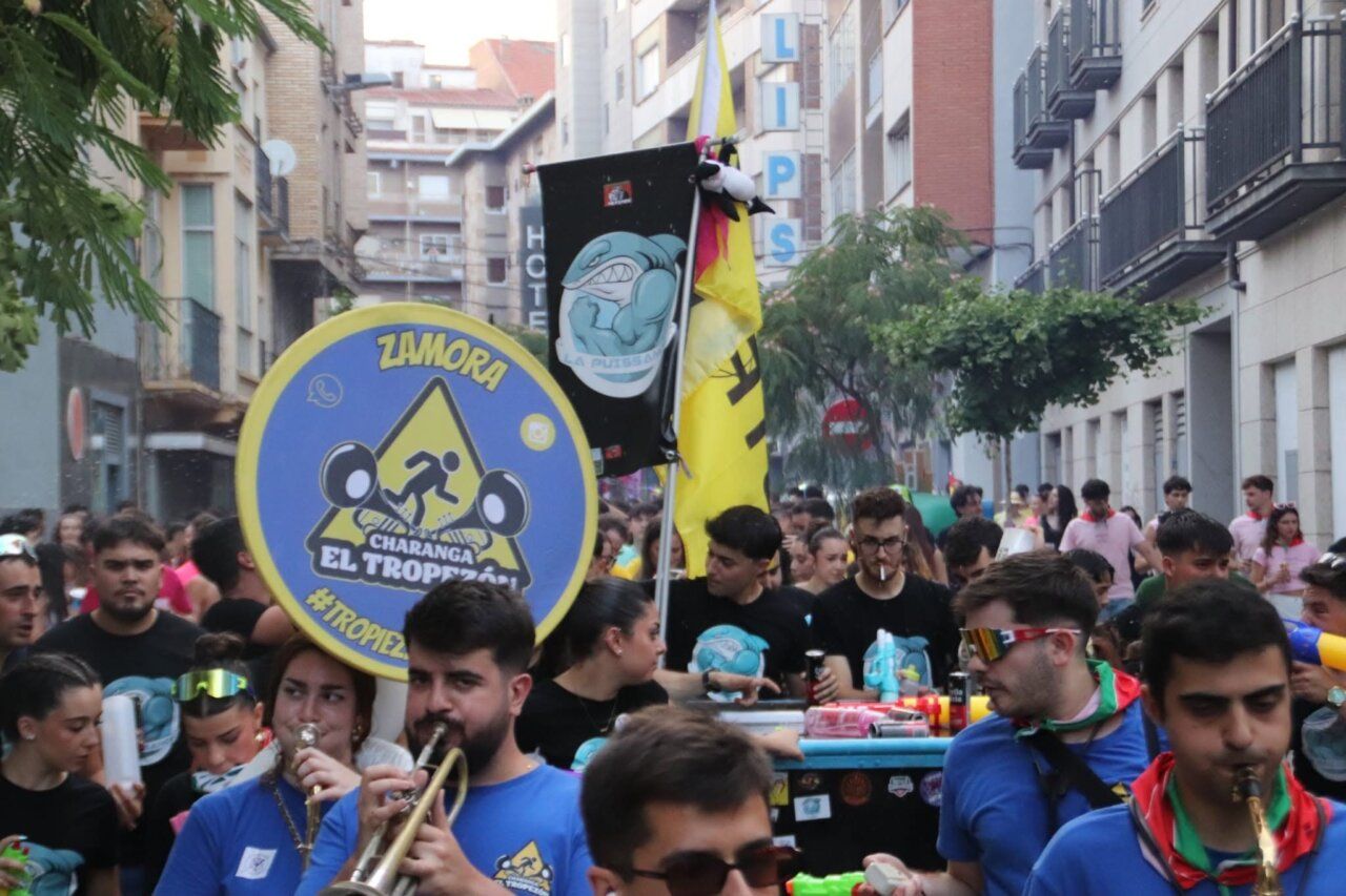Celebración de la quema de la hoguera en San Pedro con música y banderas