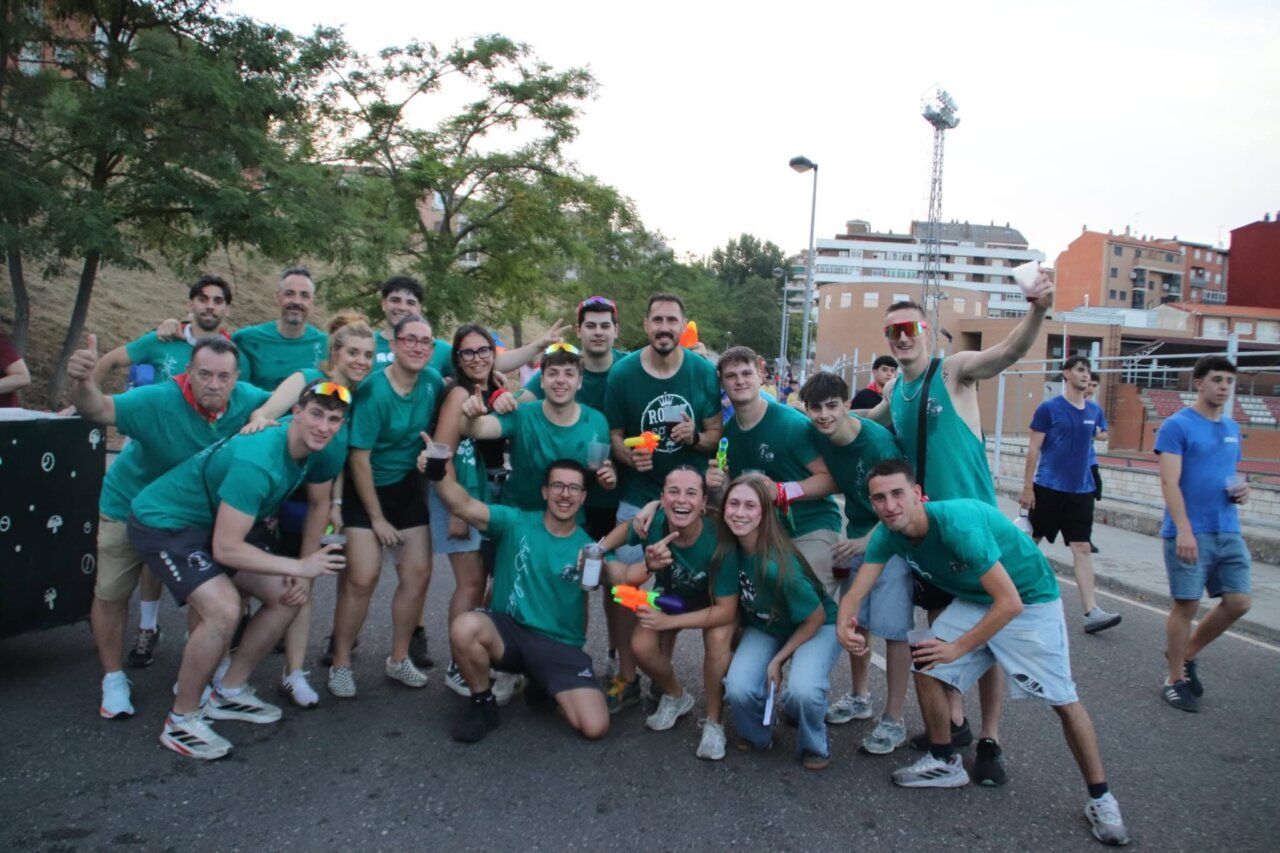 Grupo de personas celebrando la quema de la hoguera en San Pedro