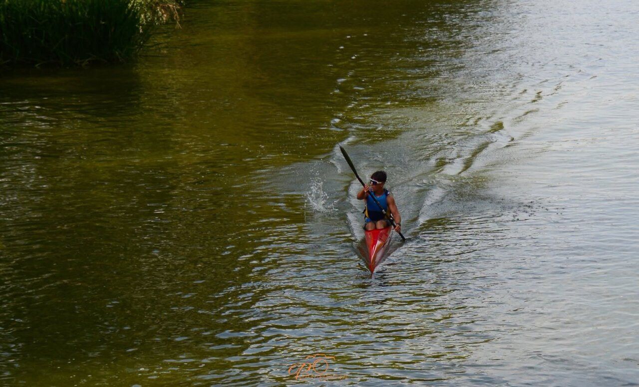 Palista del Club Fluvial de Villaralbo compitiendo en el río