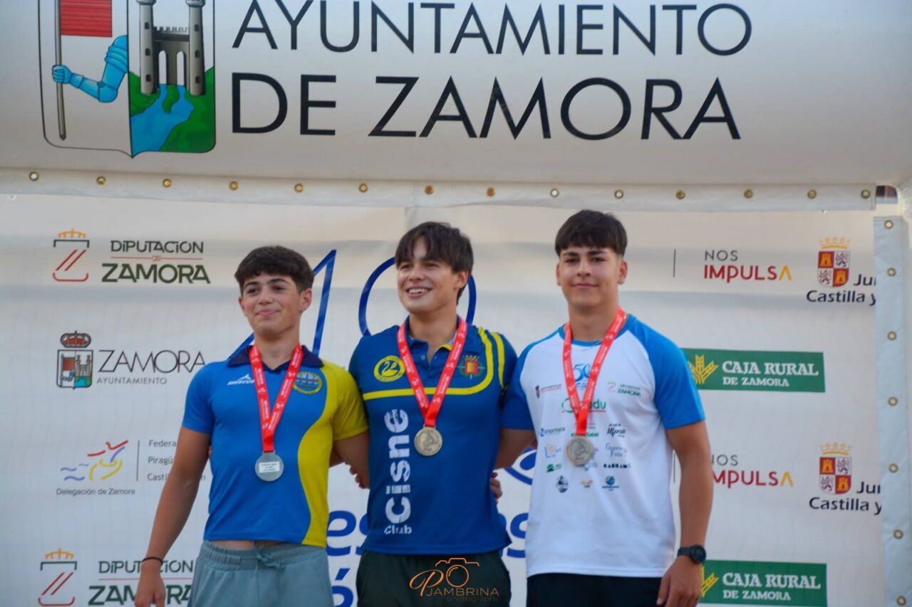 Tres palistas del Club Fluvial de Villaralbo con medallas en el podio