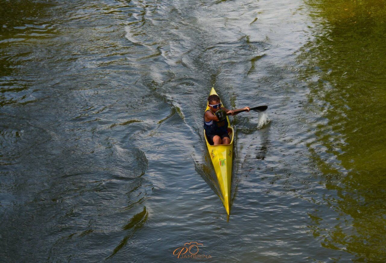 Palista del Club Fluvial de Villaralbo compitiendo en el agua