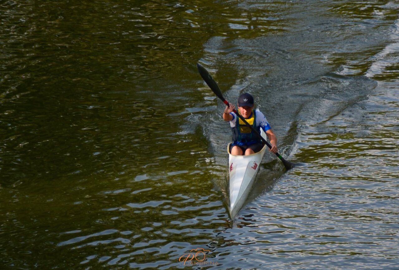 Palista del Club Fluvial de Villaralbo compitiendo en el agua