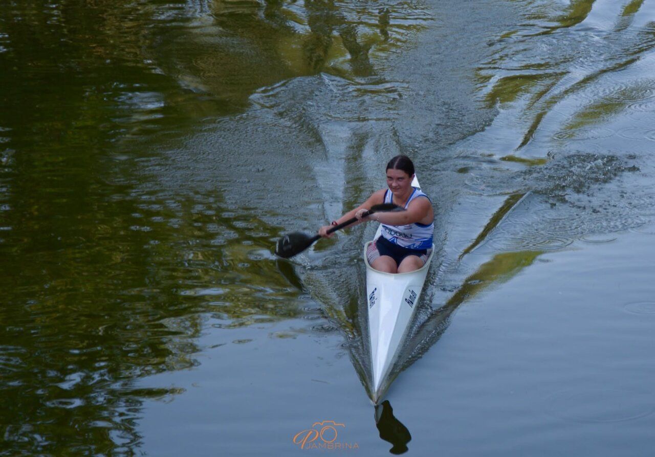 Palista del Club Fluvial de Villaralbo compitiendo en el agua
