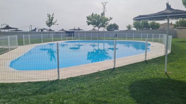 Piscina renovada en Moraleja del Vino con césped y cercado