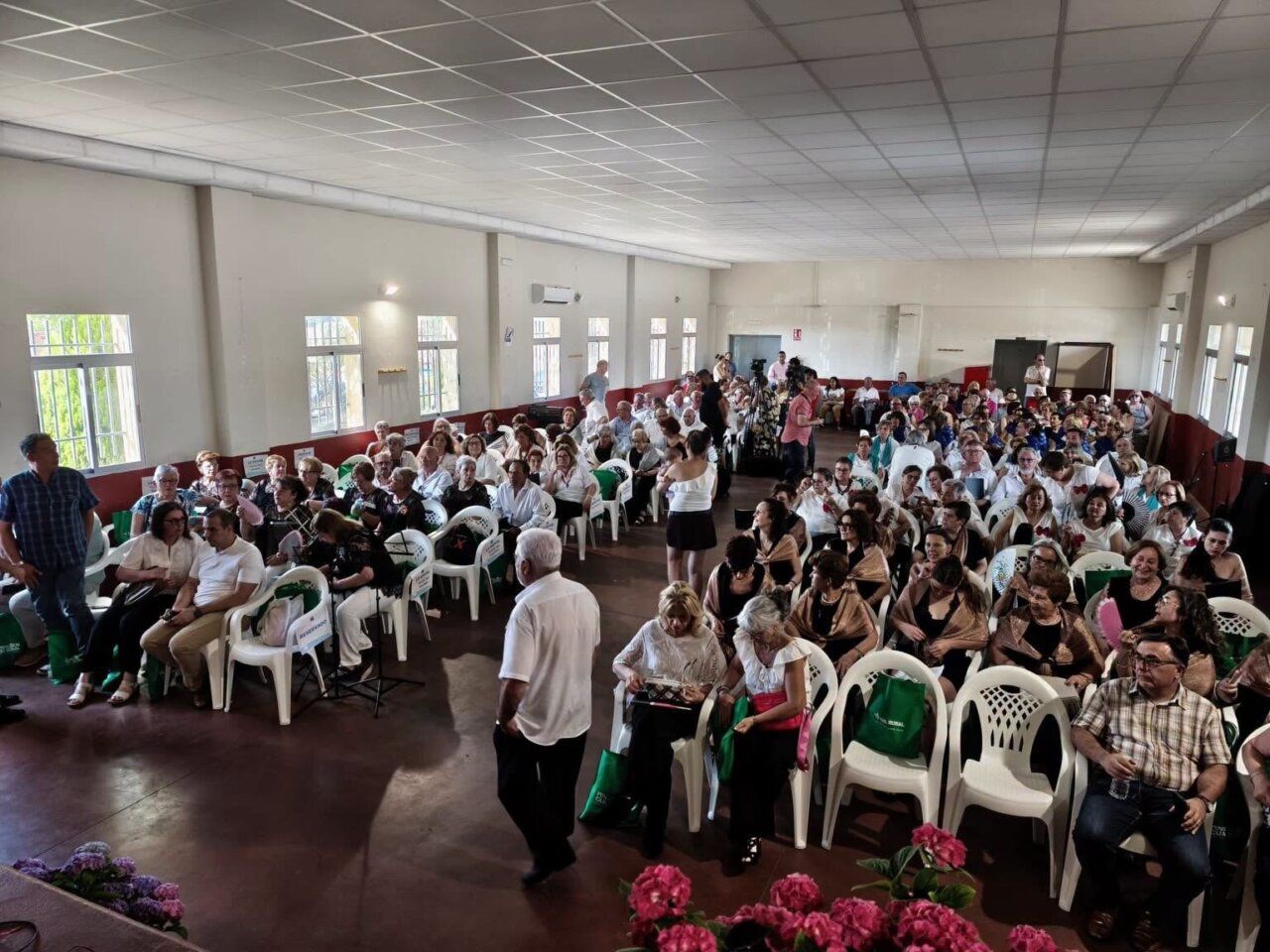 Multitud de personas en un evento cultural en Moreruela de los Infanzones