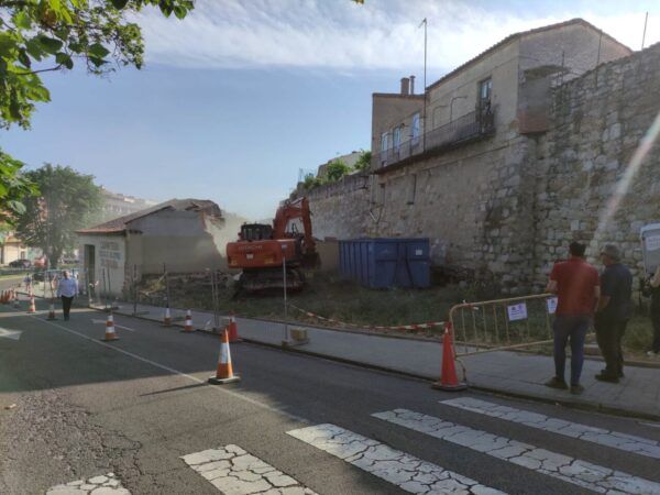 Derribo de un edificio junto a la Muralla de Zamora