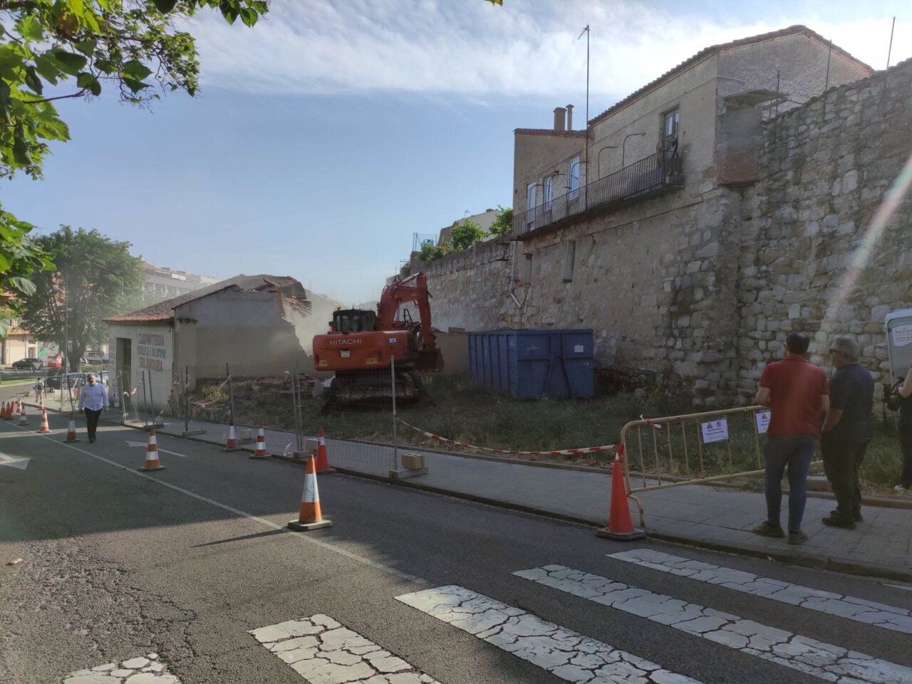 Derribo de un edificio junto a la Muralla de Zamora