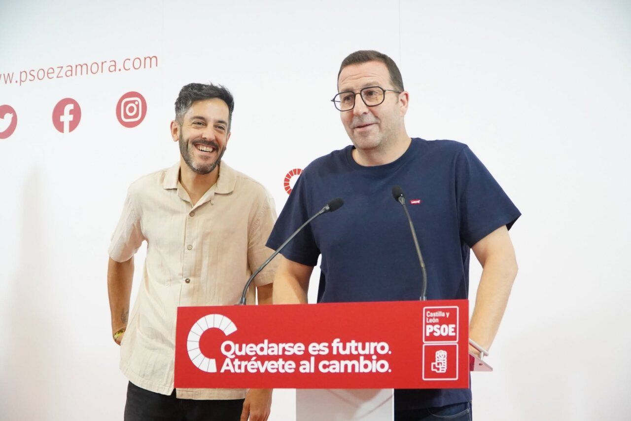 Miembros del PSOE de Zamora en una conferencia sobre incendios forestales