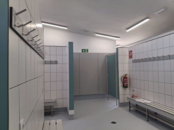 Vestuario renovado en la Piscina Municipal de Toro con bancos y ganchos
