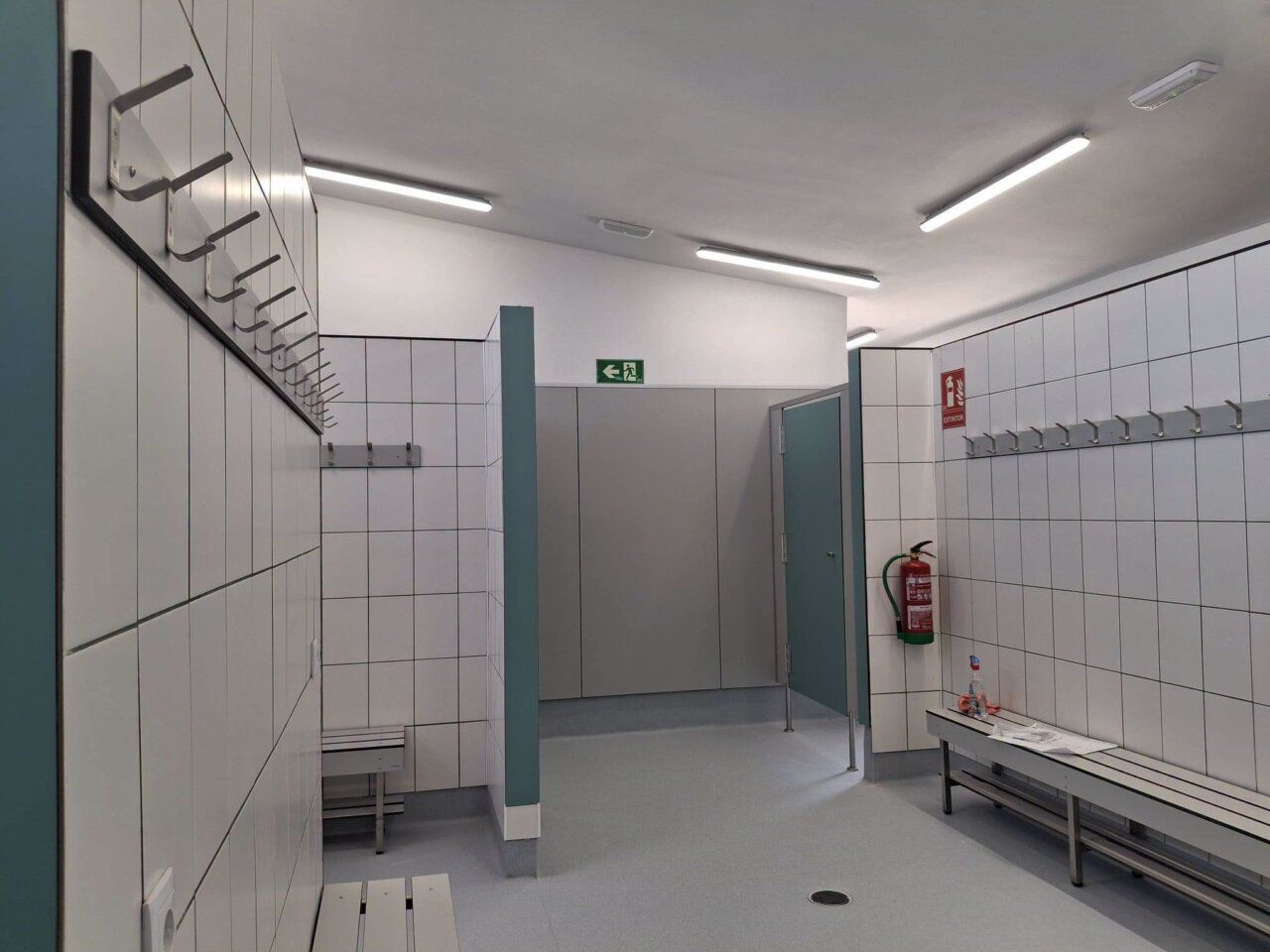 Vestuario renovado en la Piscina Municipal de Toro con bancos y ganchos