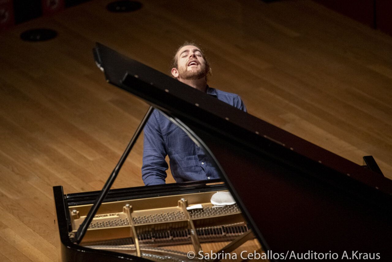 Andrés Barrios interpretando música en un piano en un escenario