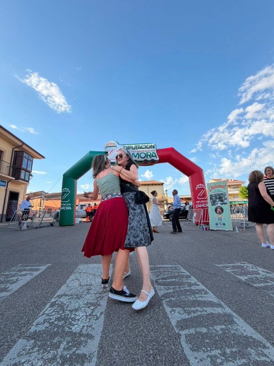 Bailarinas disfrutando de una exhibición de swing en Moraleja del Vino