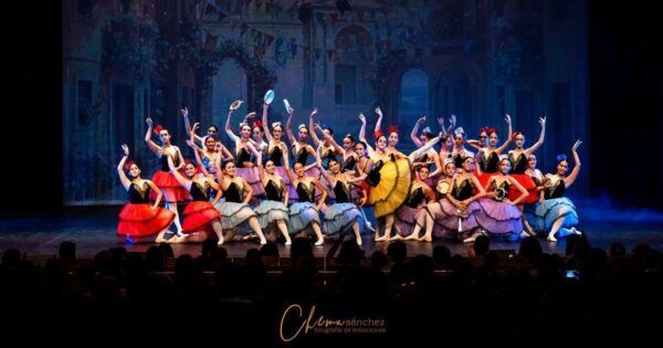 Actuación de la Ballet School en el Teatro Ramos Carrión con bailarinas vestidas de colores